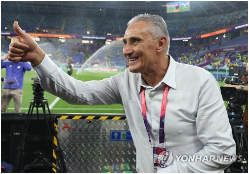 6일 오전(한국시간) 카타르 도하 974 스타디움에서 열린 2022 카타르 월드컵 16강전 한국과 브라질 경기에 앞서 브라질 치치 감독이 그라운드로 내려와 관중 환호에 답하고 있다.   도하=연합뉴스